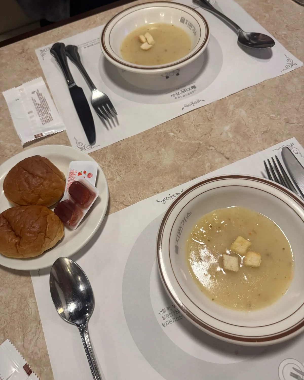 食事の前に出るスープとパン