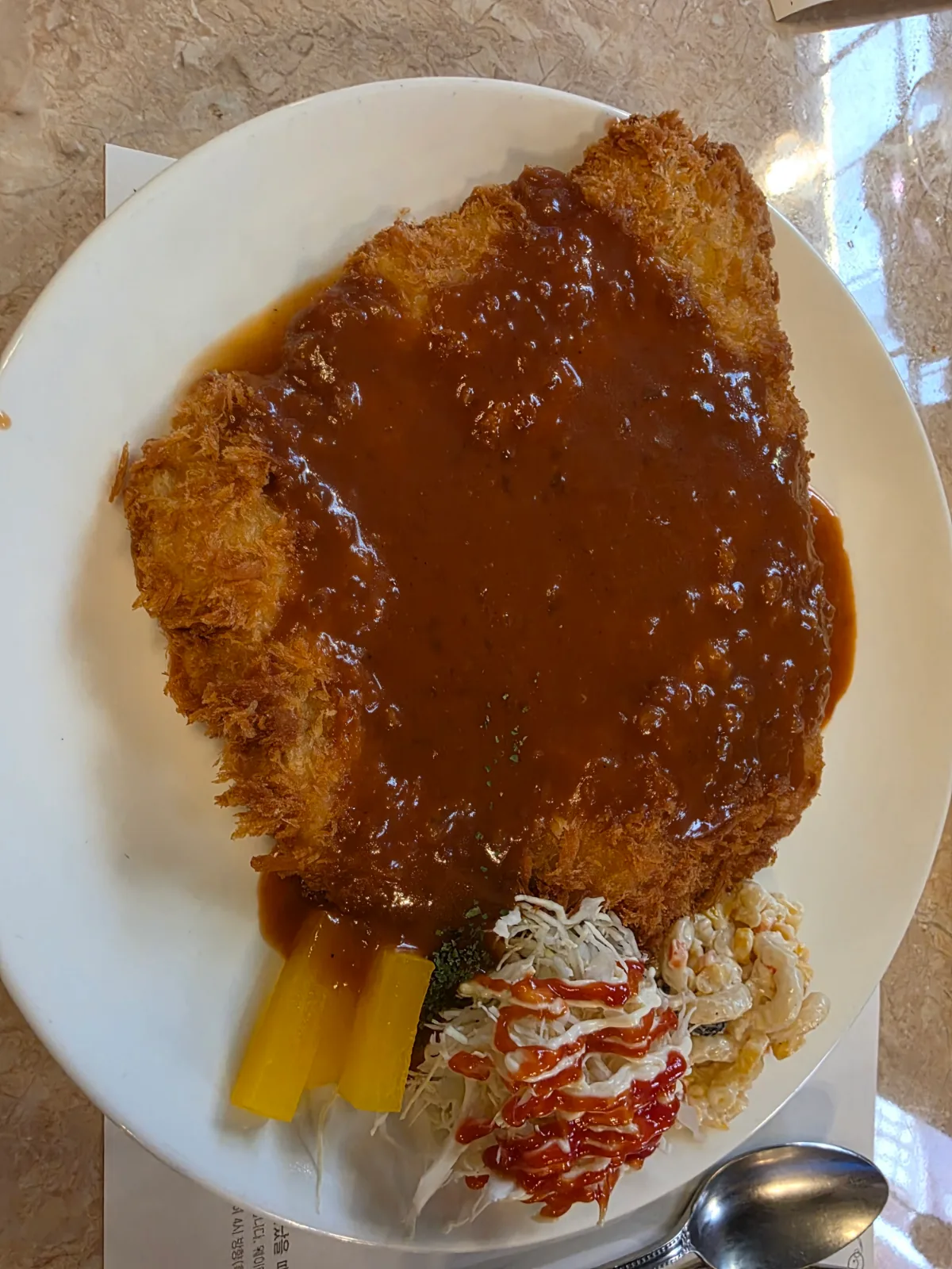 大皿のとんかつと付け合わせ