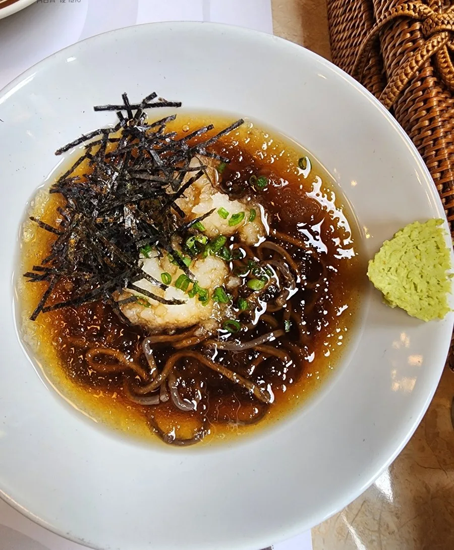 大根おろしと刻み海苔をのせた冷たいそば