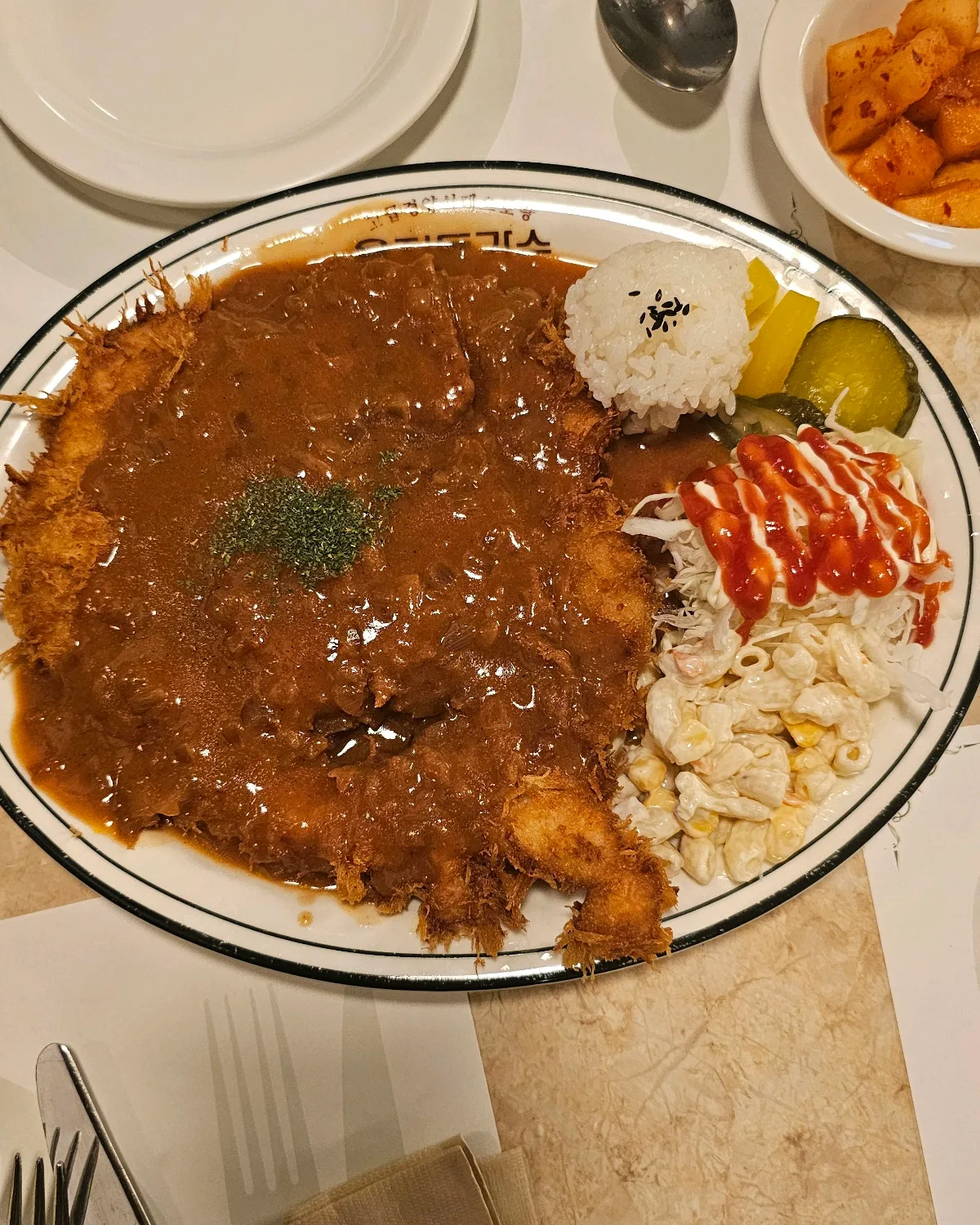 ウルジトンカス 明洞本店 — 皿を大きく占めるとんかつ