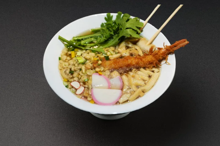 丸ごとエビフライ入り練り物うどん