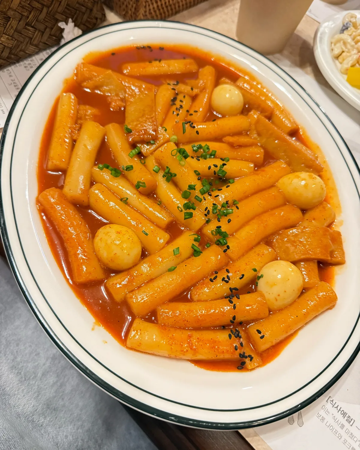 ウルジトンカス 明洞本店 — うずらの卵が入ったスープ仕立てのトッポギ