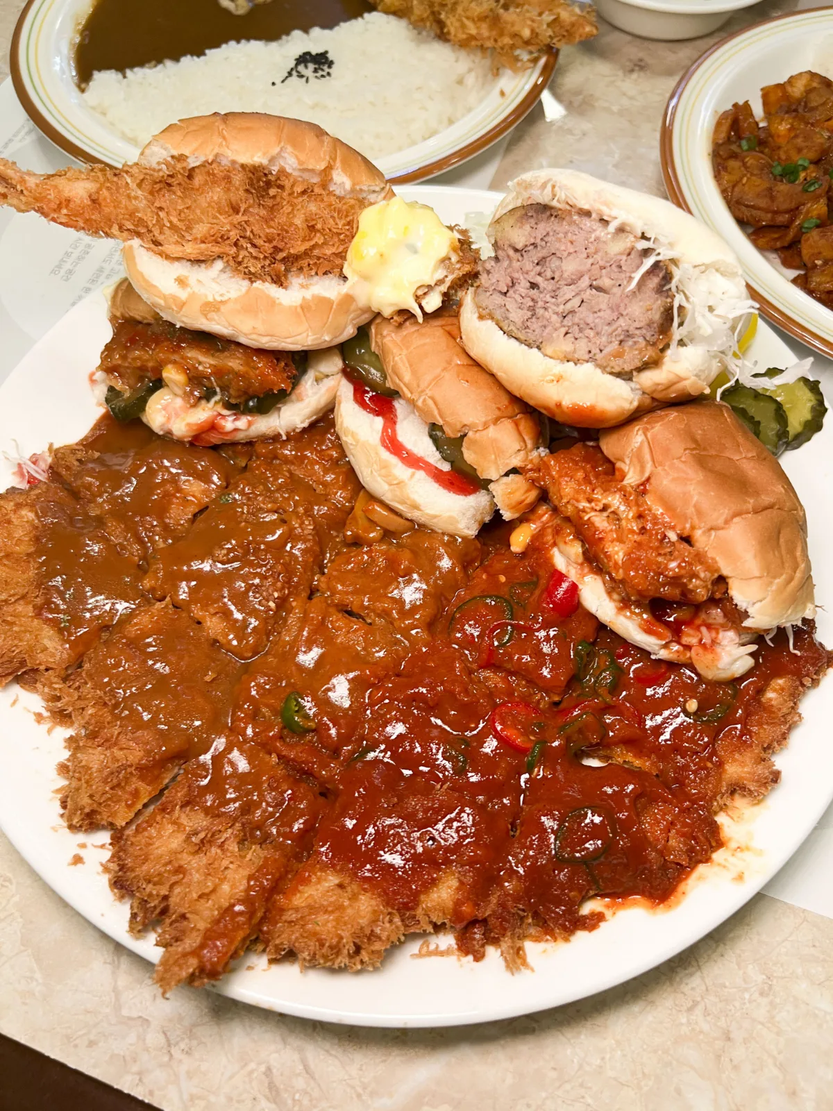 とんかつをパンに挟んだミニバーガー