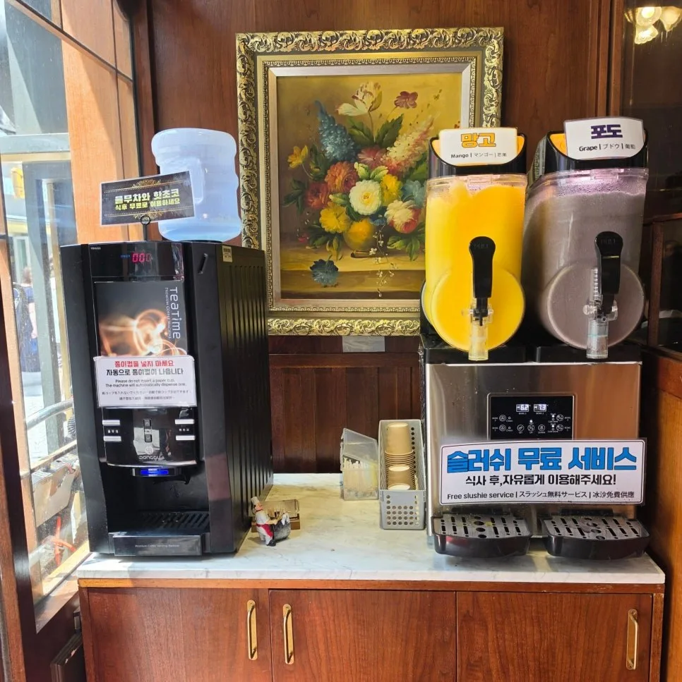コーヒーマシンと無料スラッシュのコーナー