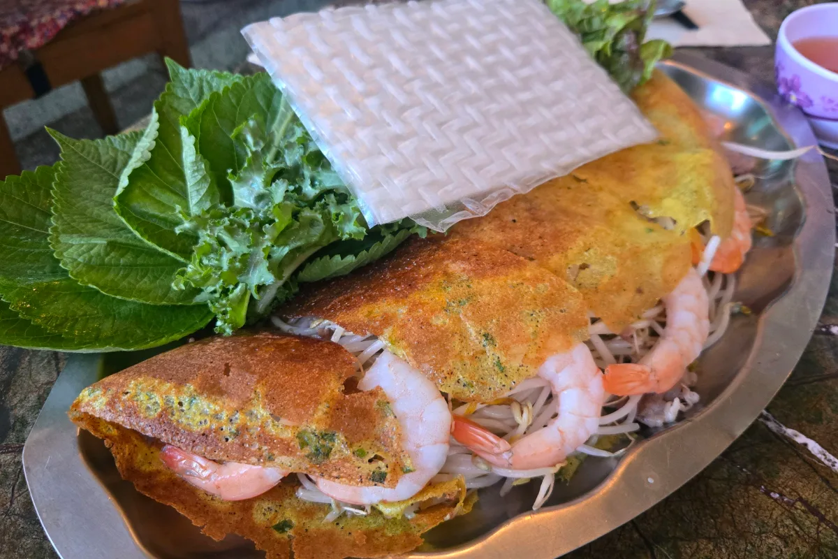 ウルチカンカン — エビと野菜を添えたバインセオ