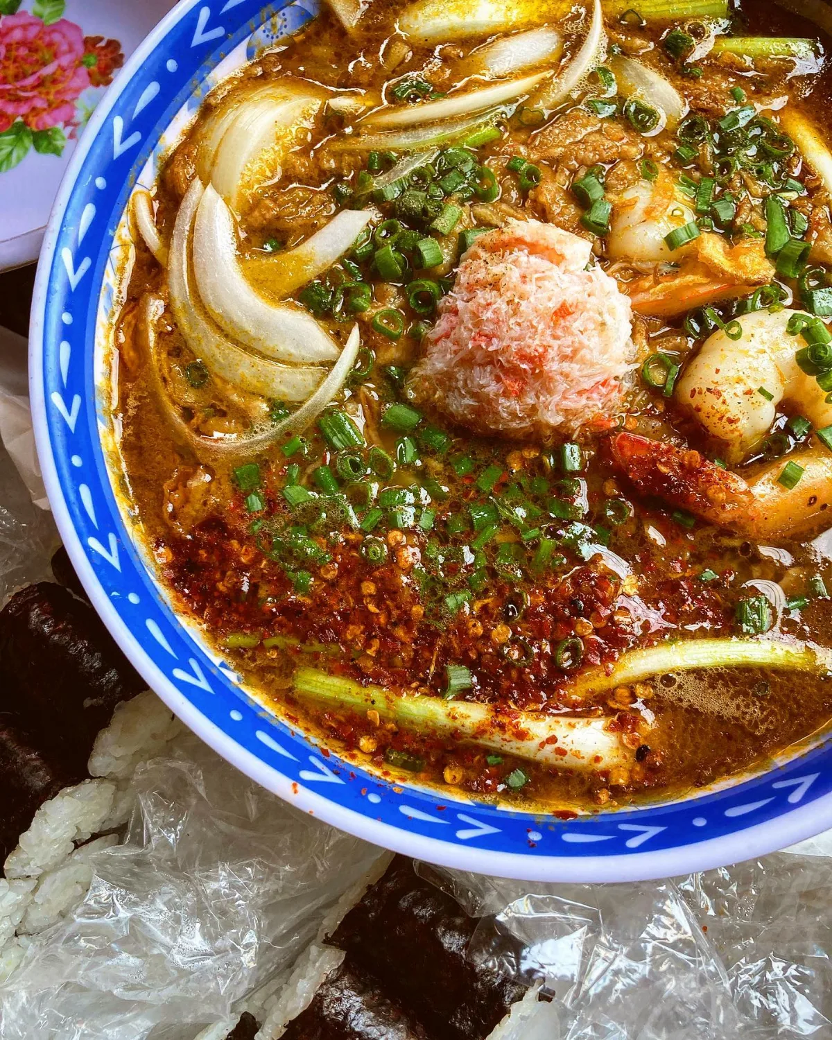ウルチカンカン — カニ肉をのせた赤いスープの麺