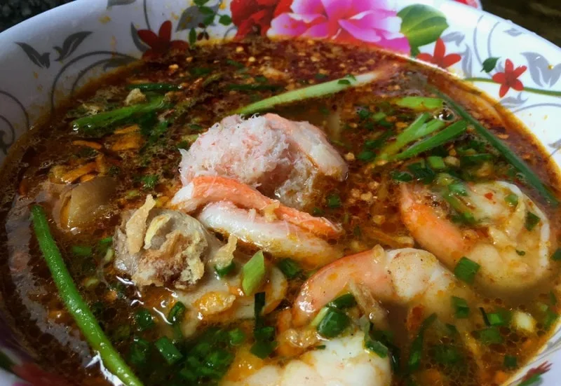 カニとエビが入った赤いスープ麺