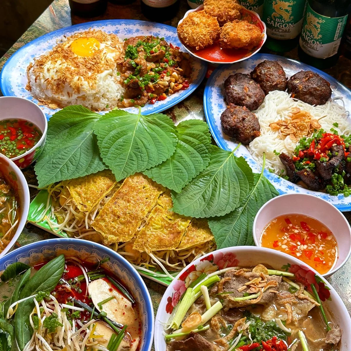 ウルチカンカン — 麺やご飯、バインセオが並ぶ食卓