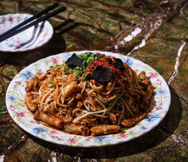 トリュフ入り牛ホルモン焼き米麺