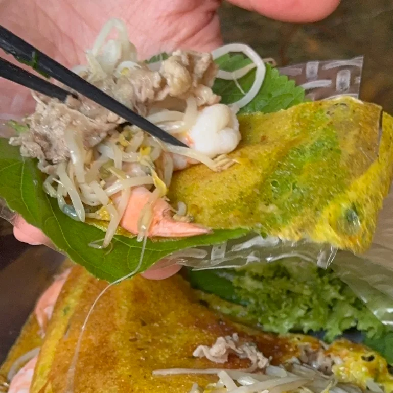 野菜で包んだバインセオ