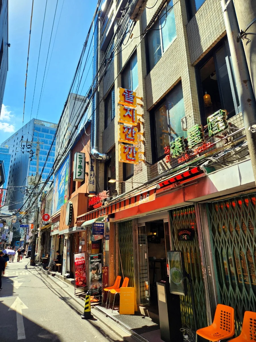 ウルチカンカン — オレンジ色の看板がある店先