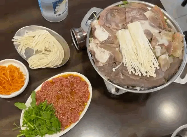 ウルチハオク — 鍋と肉料理が並ぶ食卓