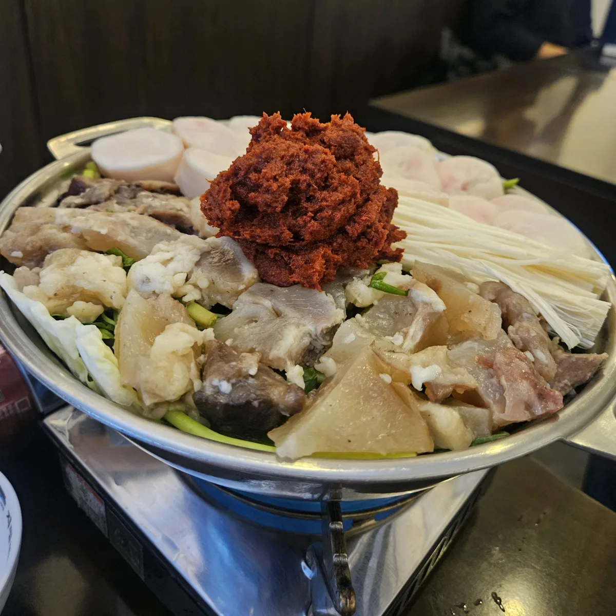 ウルチハオク — 赤い調味料をのせた牛肉鍋