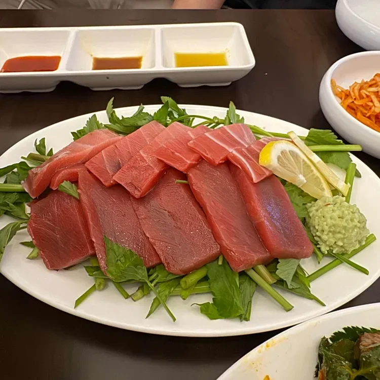 葉野菜に盛られたマグロの刺身