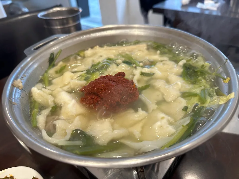ウルチハオク — すいとんを入れた鍋に辛い合わせ調味料