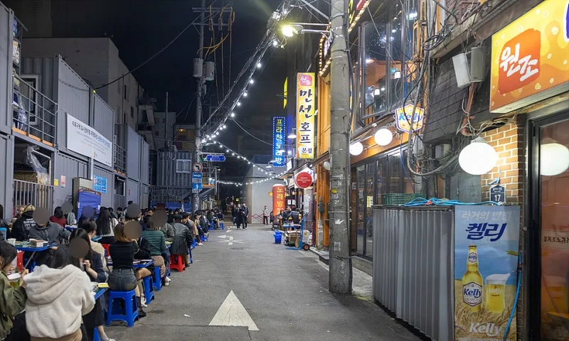 ノガリ横丁 — 灯りの下に続く夜の屋外席