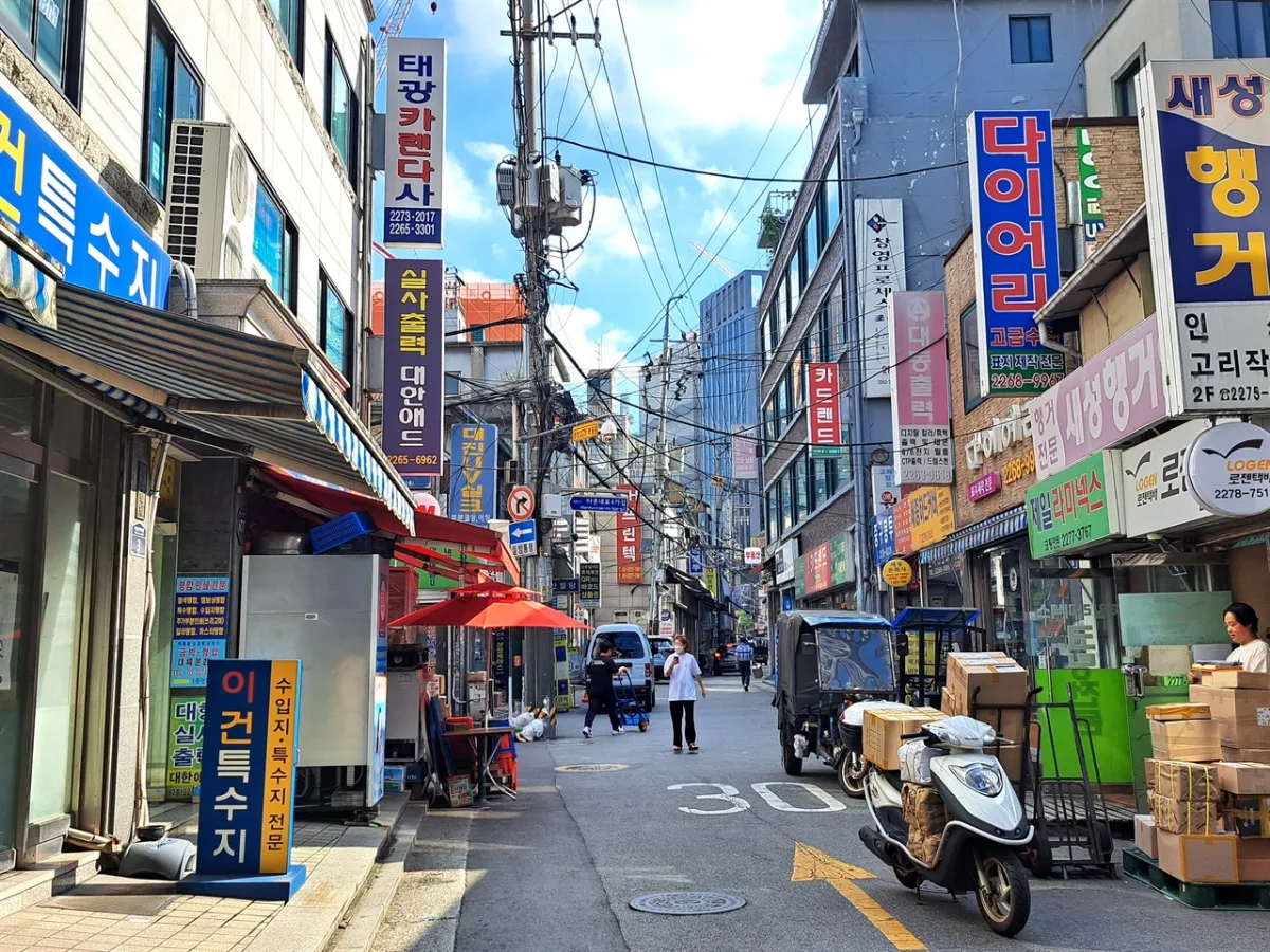 看板が並ぶ昼の商店街