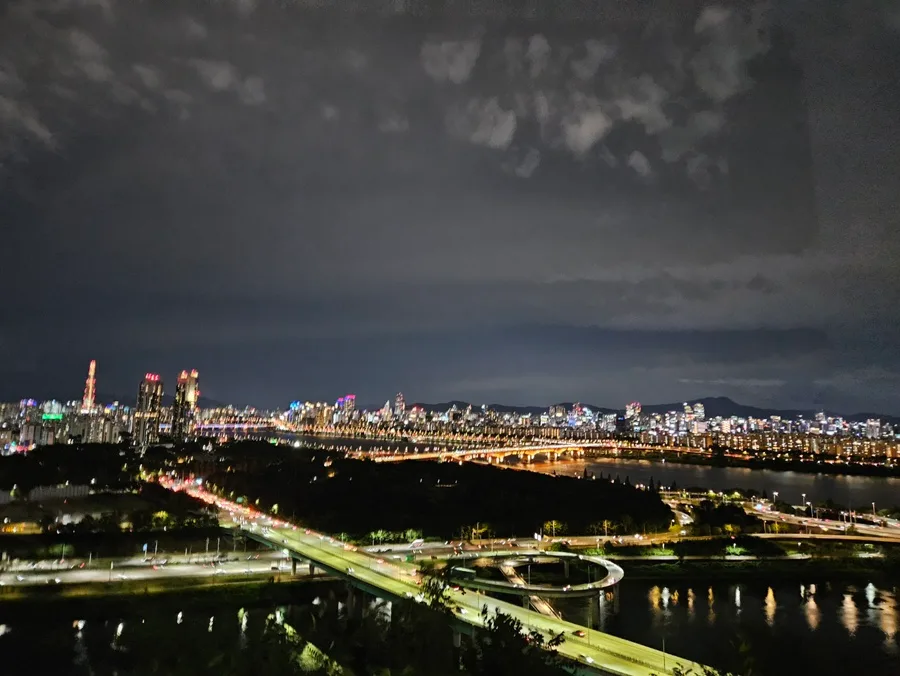 鷹峰山 — 漢江と橋の明かりが広がる夜景