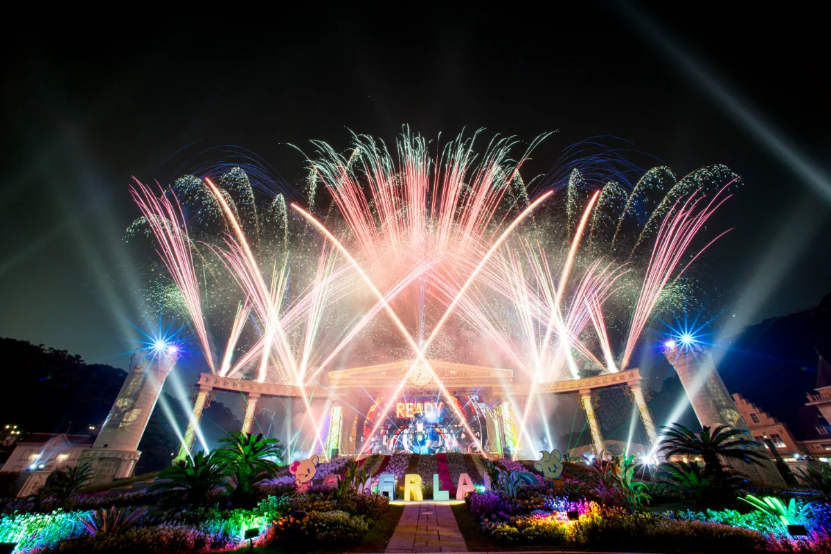 エバーランド — 夜空に広がる花火