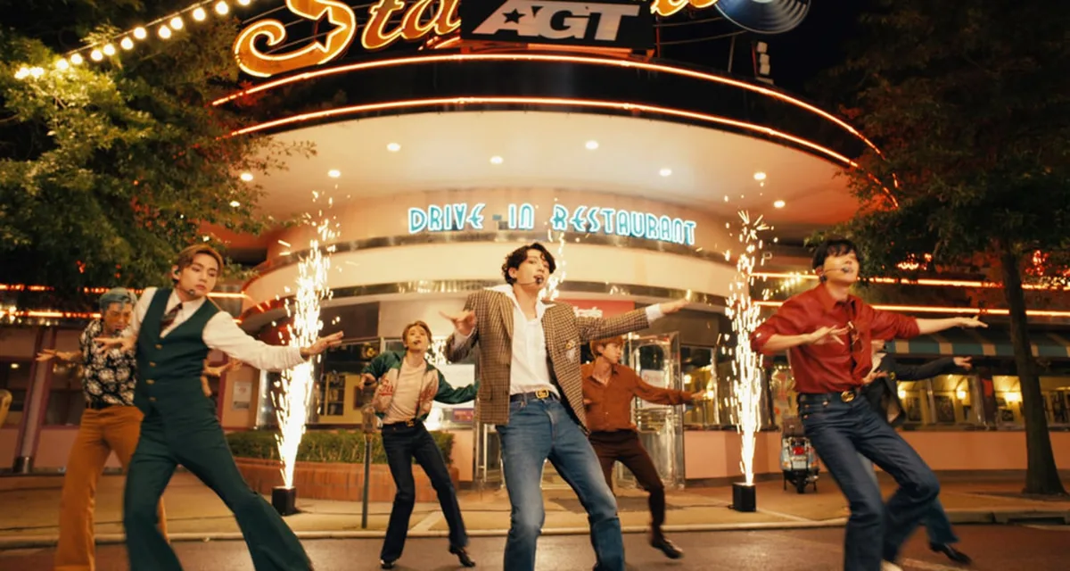 ROCKSVILLEのダイナーの前で踊るBTS(NBC『America's Got Talent』より)