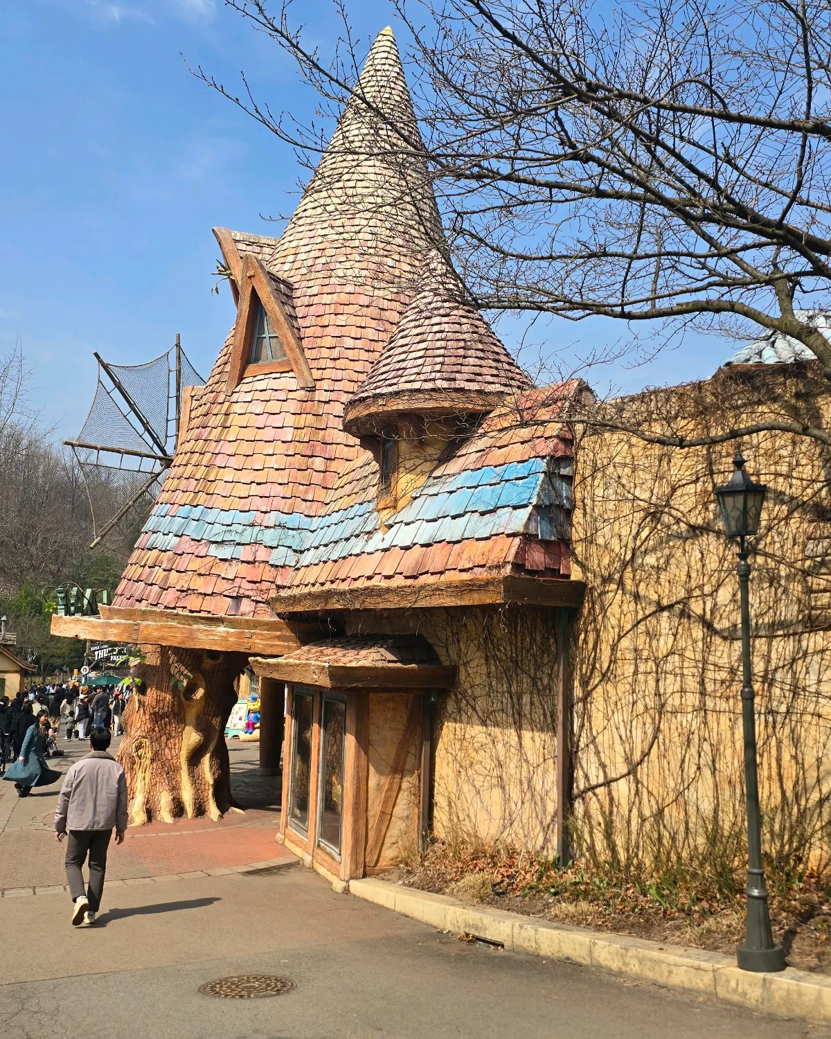 エバーランド — とがった屋根の童話風の建物