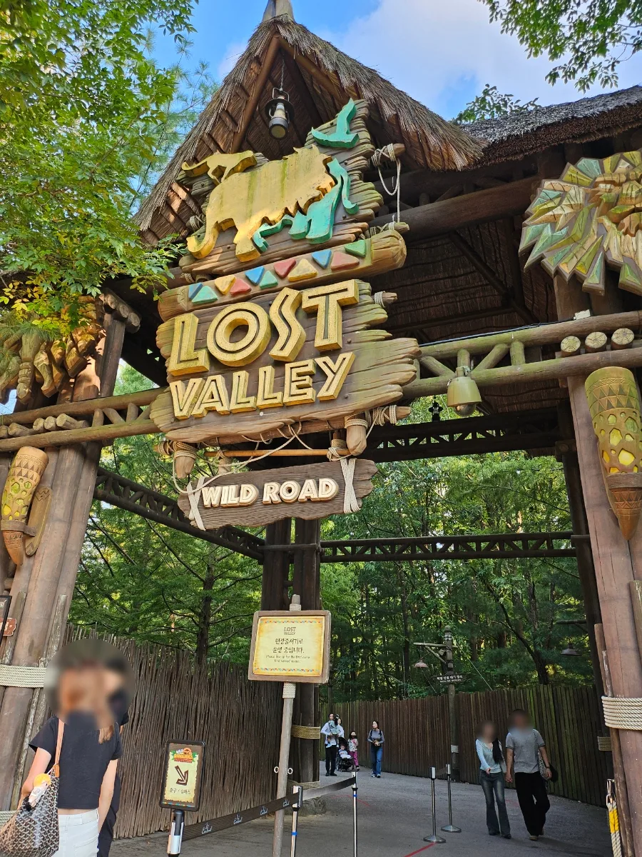 LOST VALLEYと書かれた木の入場門