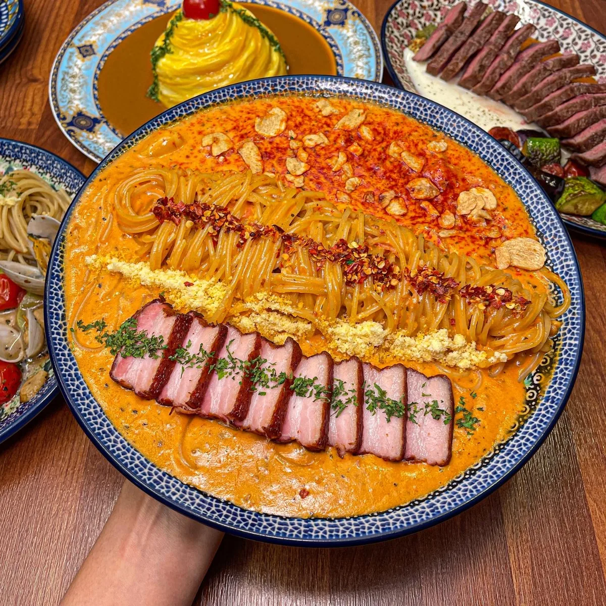 Favorite Ikseon — 豚バラ肉を添えたロゼパスタ