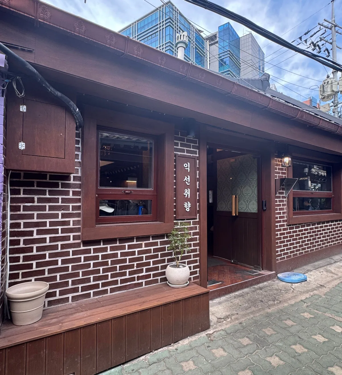 Favorite Ikseon — 木枠の窓と店名札がある入口