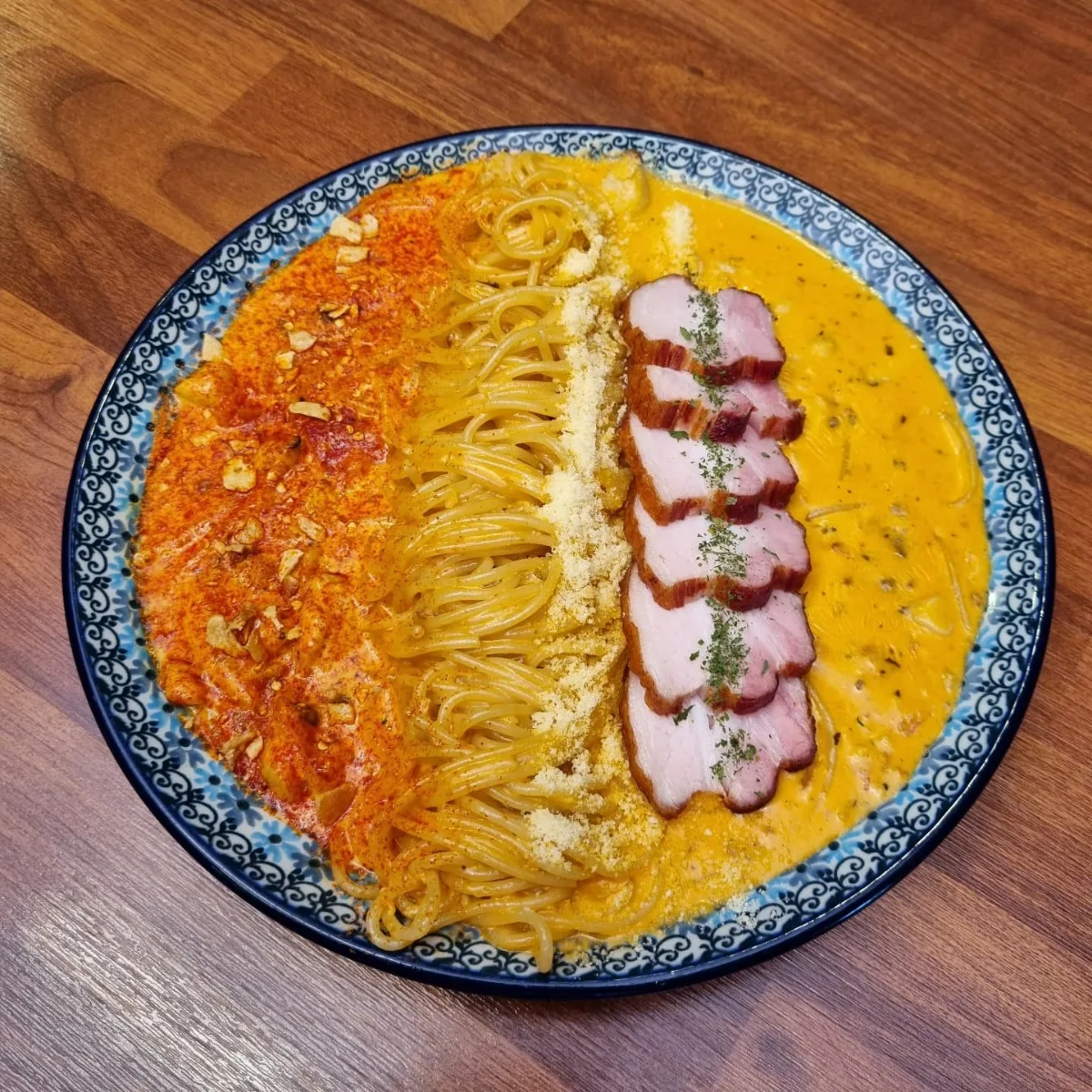 豚バラ肉とロゼソースのパスタ