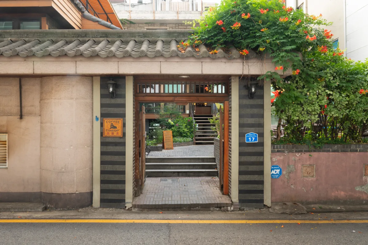 Fritz 桃花店 — 瓦屋根の門と中庭への入口