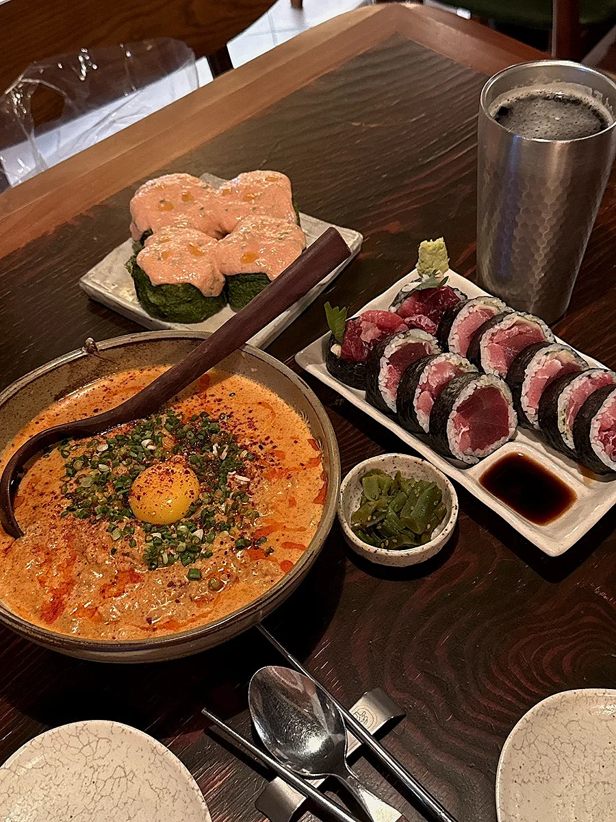 fru — 太巻きと麺料理が並ぶ食卓