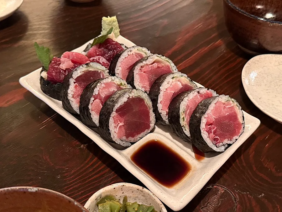 fru — マグロが詰まった太巻き