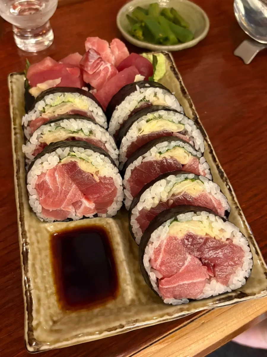 マグロの切り身を添えた太巻き