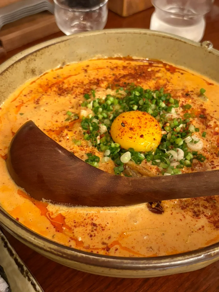卵黄と刻みねぎをのせた麺