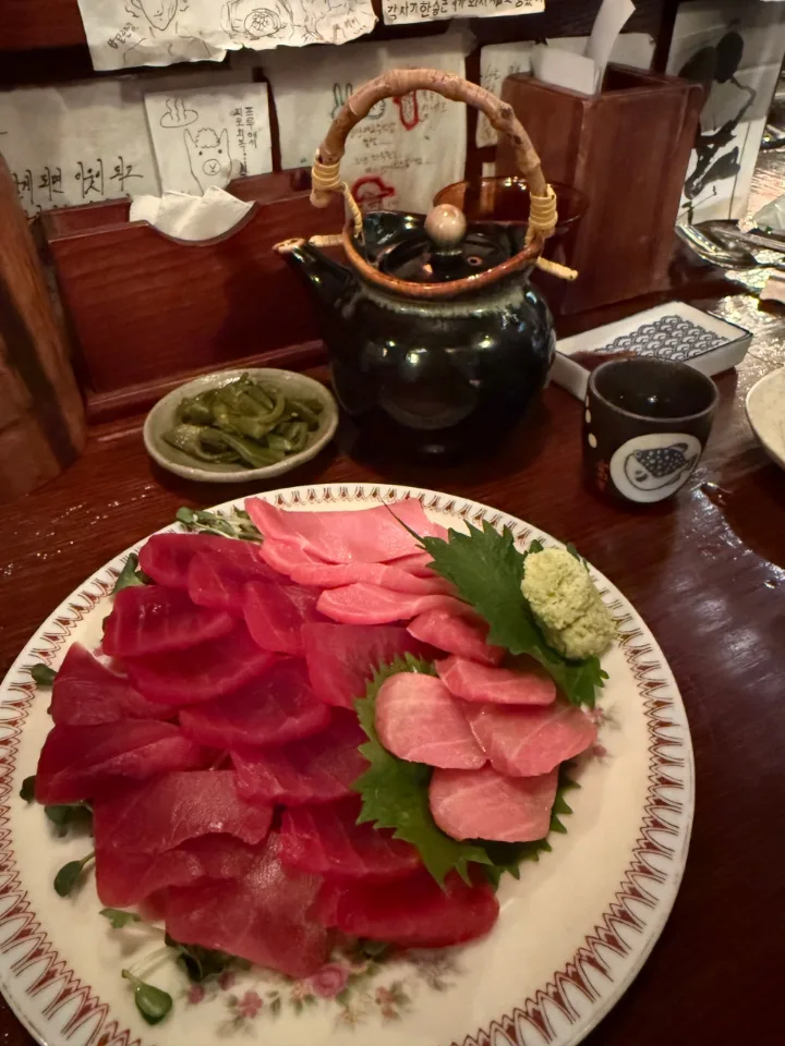 fru — 皿に盛ったマグロの刺身