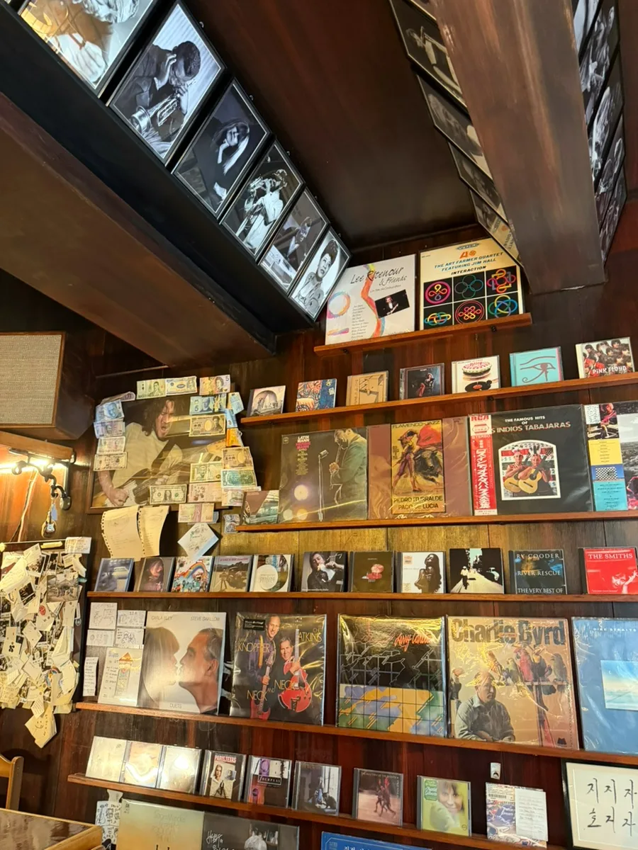 壁に並ぶレコードと音楽写真