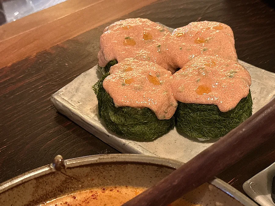 カムテにクリームチーズと明太子をのせたつまみ