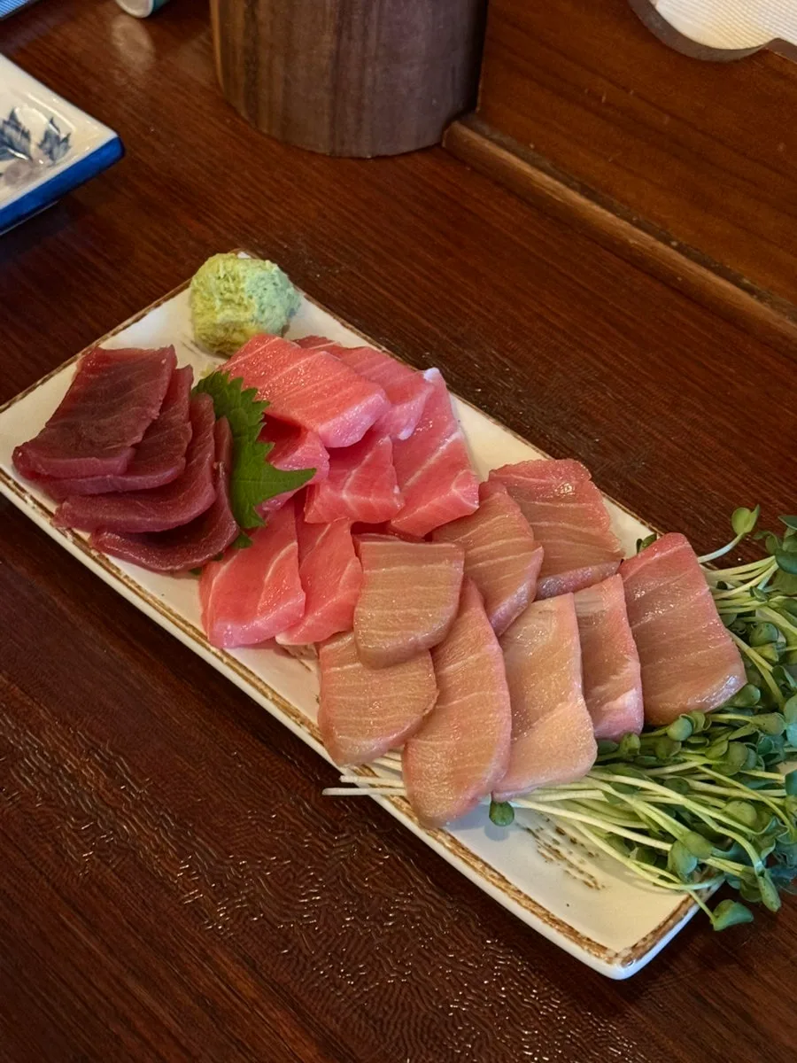 トロと赤身を盛り合わせたマグロの刺身