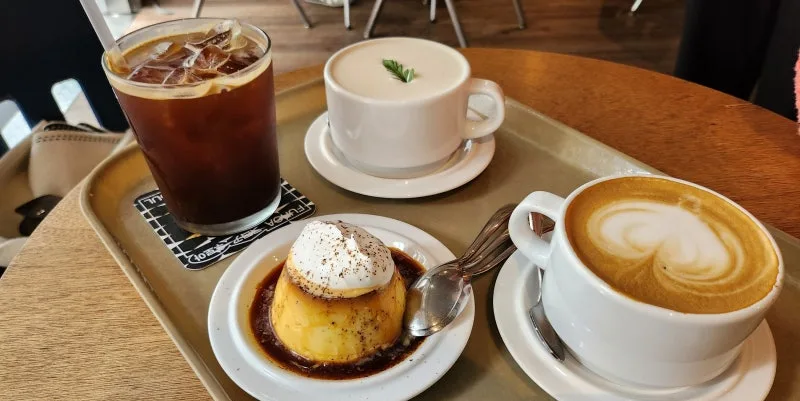 クリームをのせたプリンとコーヒー