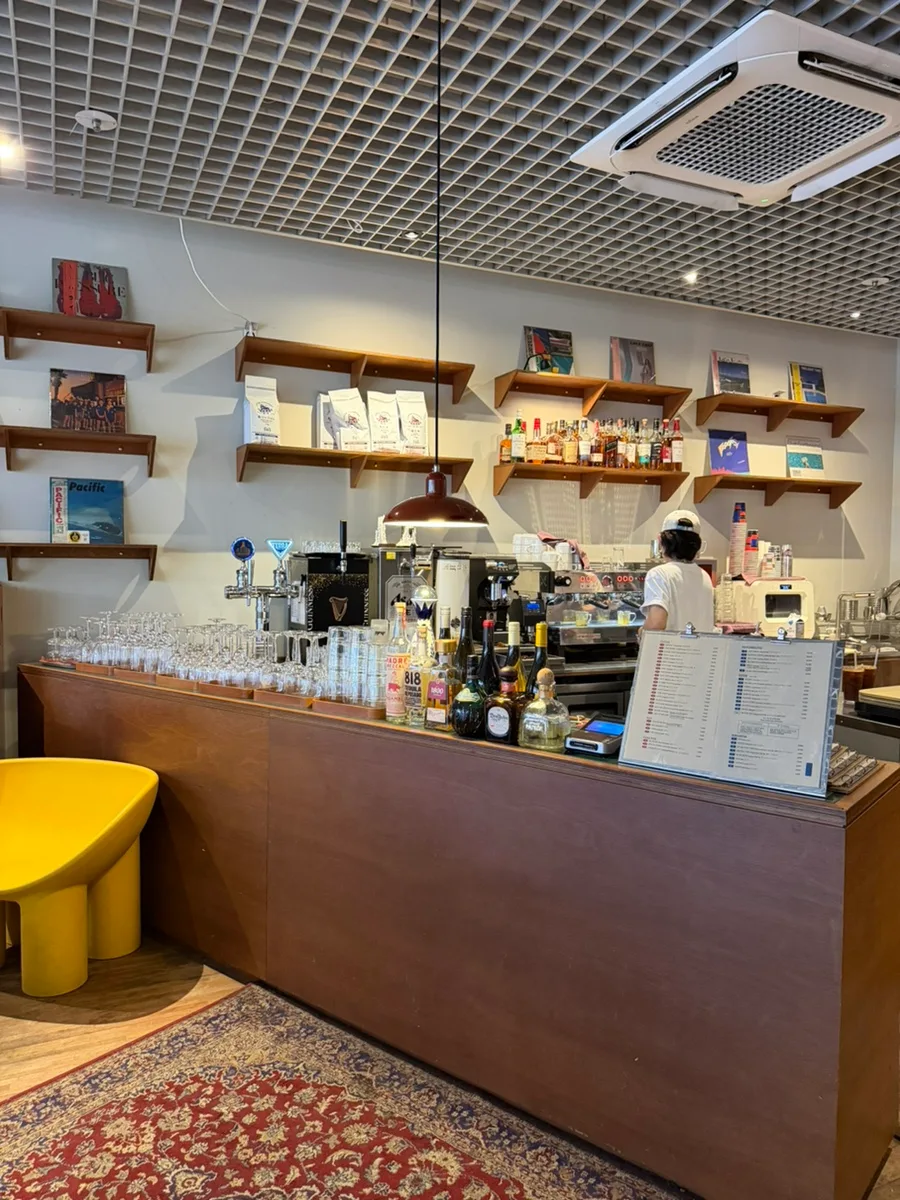 FUROA SEOUL — ボトルとレコードが並ぶカウンター