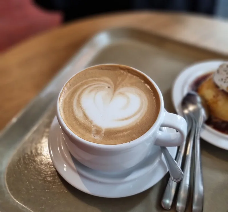ハートのラテアートが浮かぶコーヒー