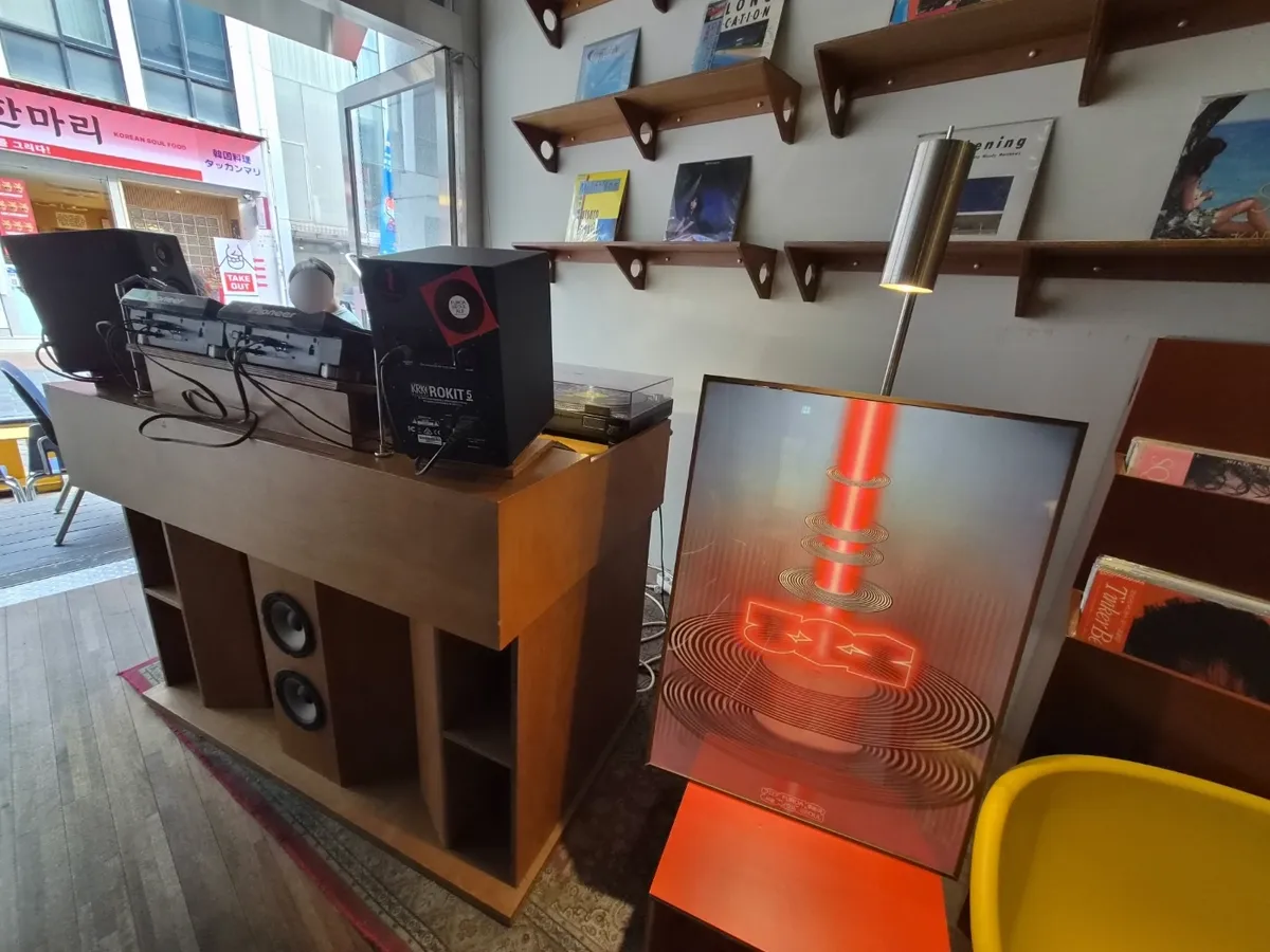 FUROA SEOUL — レコードが並ぶ壁とDJブース
