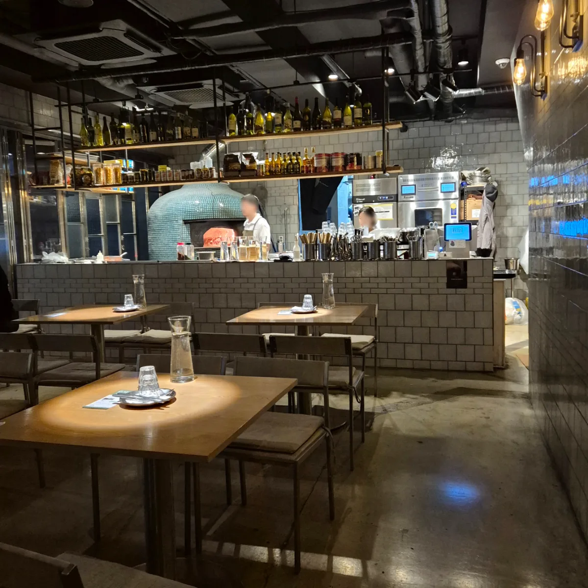 FWV 龍山店 — ピザ窯が見える店内の席
