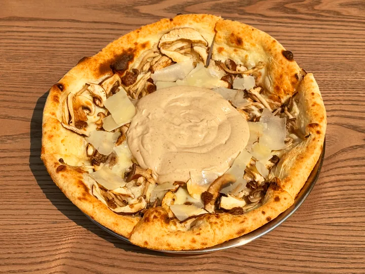 トリュフときのこのクリームピザ