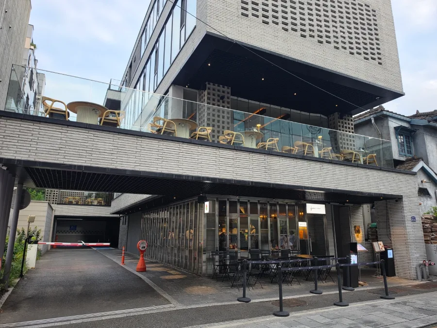 FWV 龍山店 — テラス席のある建物