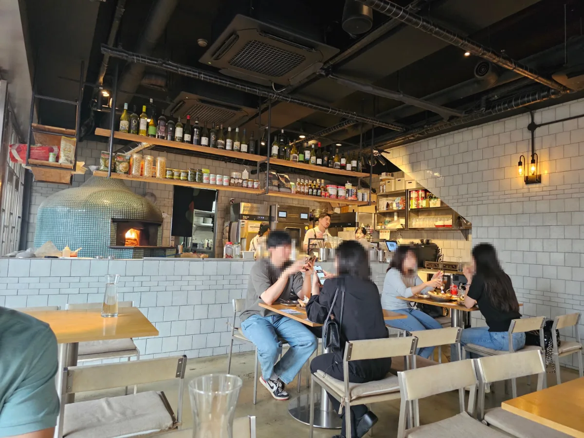 窯を望む店内のテーブル席
