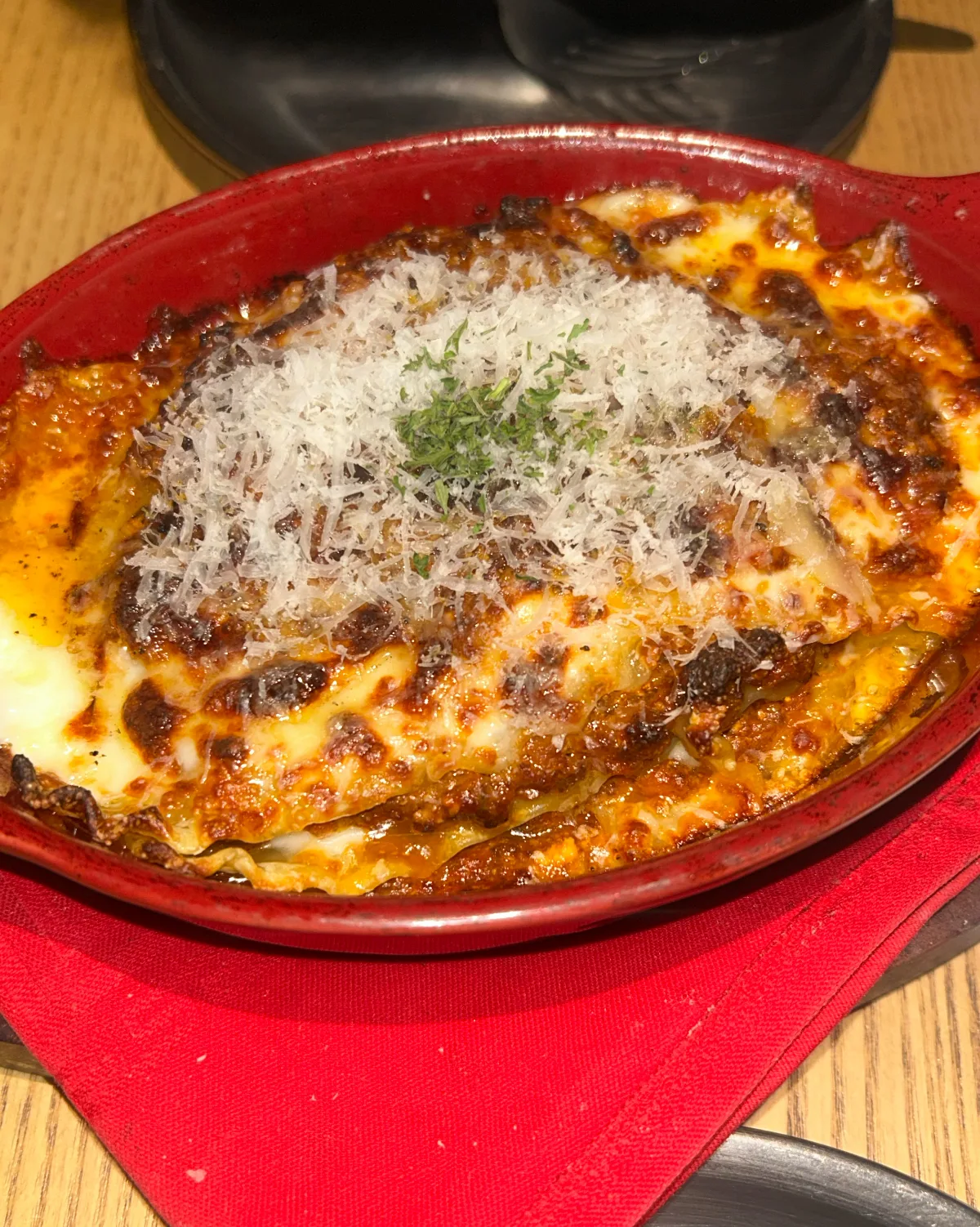 チーズをかけて焼き上げたラザニア