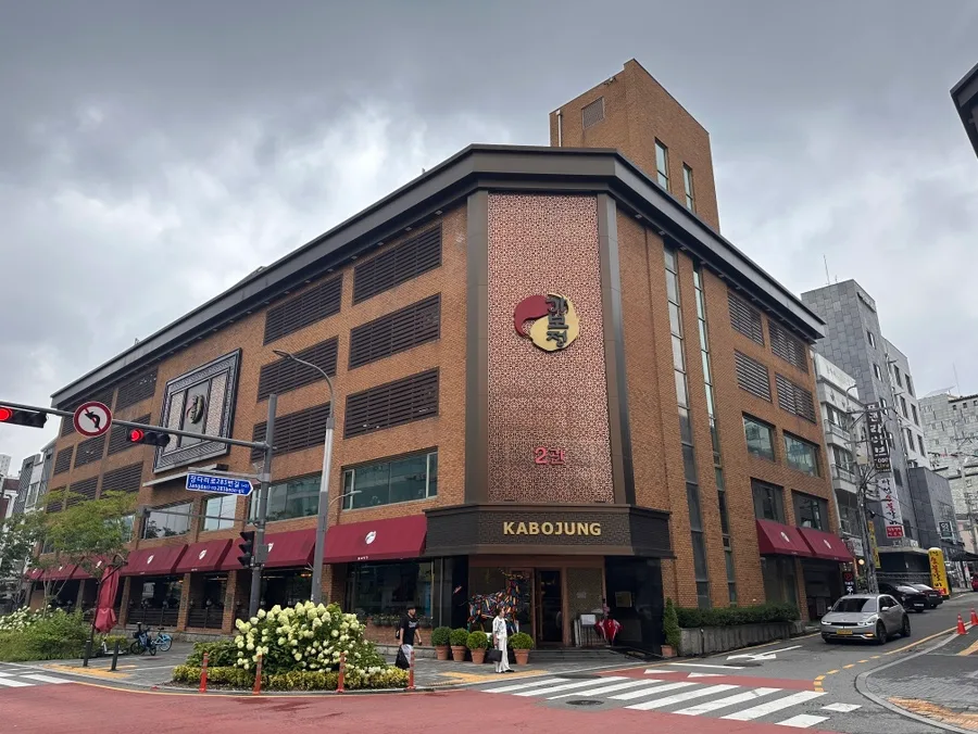レンガ色の大きな店舗ビル