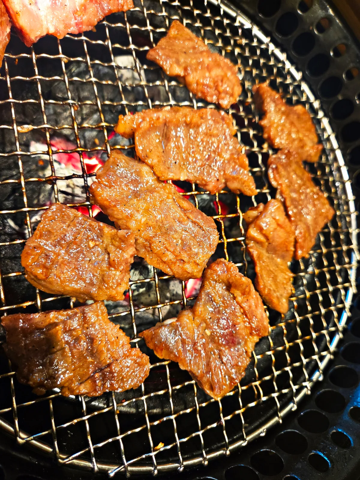 網の上の味付けカルビ
