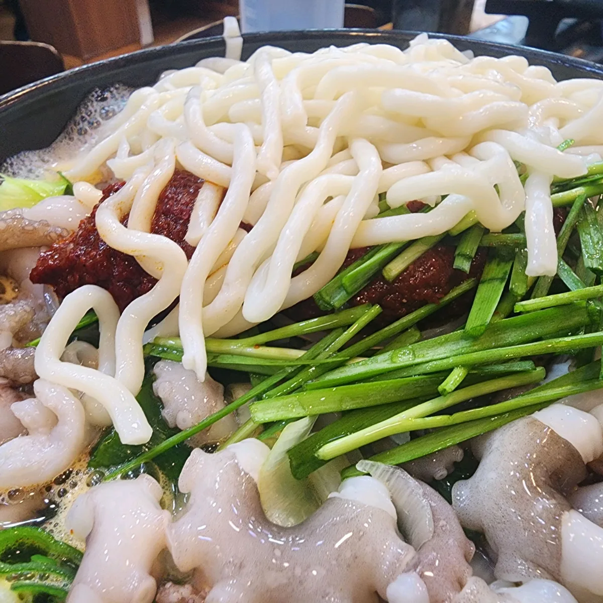 鍋にのせた太いうどん